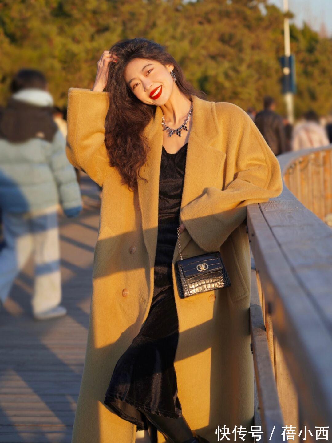 搭配 “长款大衣”才是冬季必备的搭配单品,简约时尚不花哨,还很时髦