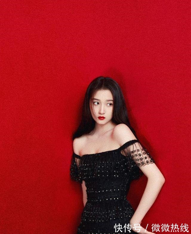 满身|关晓彤才是真正的“漫画腿”，穿抹胸黑色蛋糕裙，尽显超模范十足！