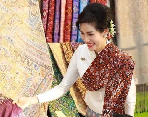 玛哈国王!泰国贵妃娘娘好威风!下台阶都有宫女搀扶,比苏提达王后会享受