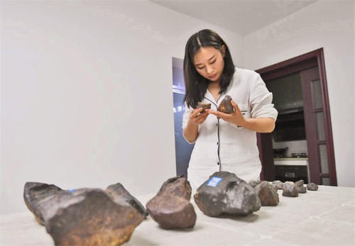 “陨石”为什么如此昂贵？90后幸运儿杨可欣，5年捡400公斤陨石