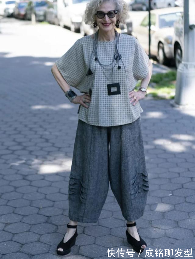 时尚|这才是老年人应有的穿衣打扮，优雅大气不做作，时髦减龄值得借鉴