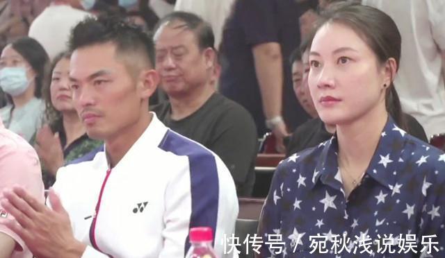 妻子|林丹与妻子谢杏芳罕秀恩爱,和林丹现身史馆惹人羡,俩人表情淡漠