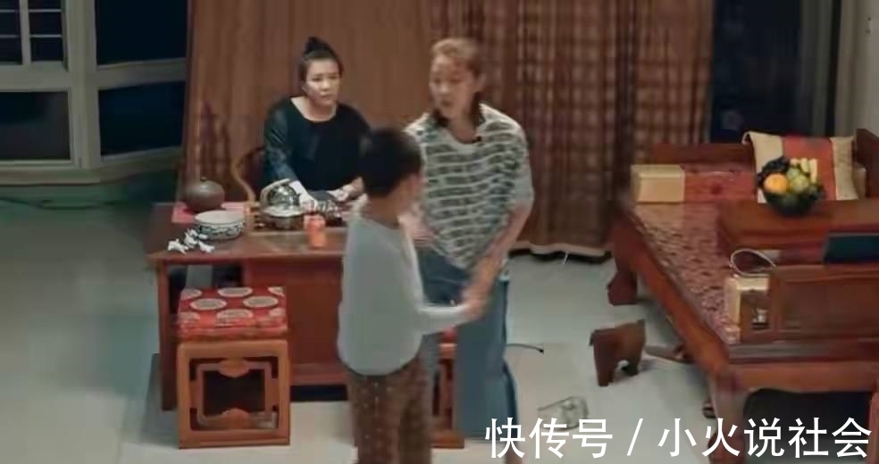 上交|辽宁16岁女孩，逛街花一万元，吃饭靠家人喂，开兰博基尼卖手机壳