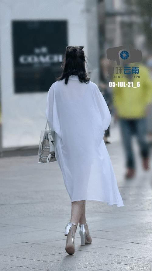 无敌|一字带高跟凉鞋无敌长腿，绝对惊艳你的双眼，穿出极简魅力！