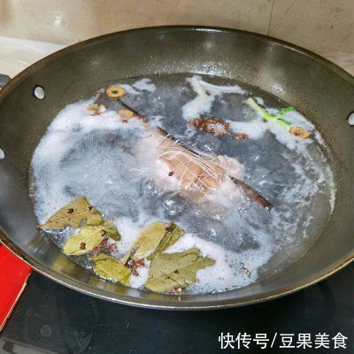 广式|这道广式白切猪手，汤汁都要舔干净