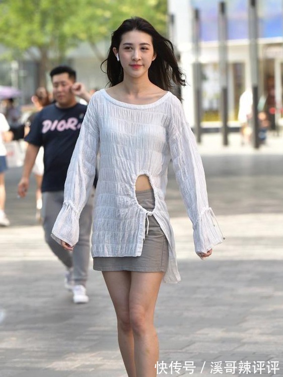 简约风 夏末初秋的简约风穿搭,宽松长款上衣搭配高腰半身裙,大方随性!