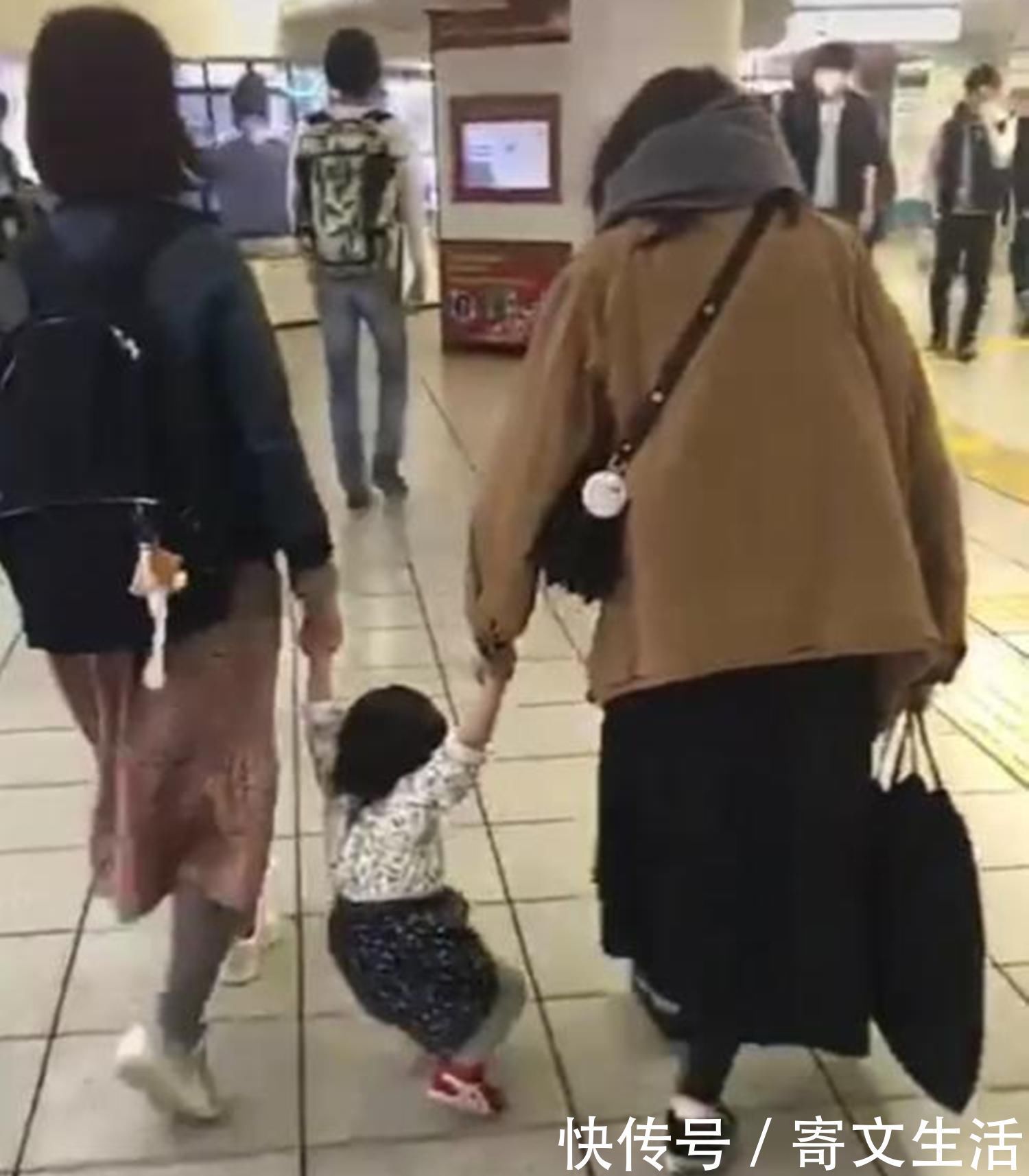 宝妈|宝宝不想自己走路,这位日本妈妈的做法,值得很多家长学习