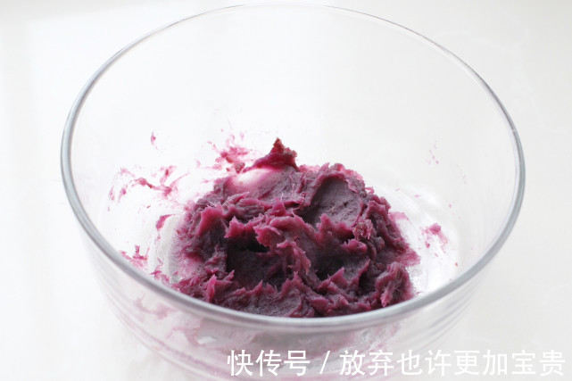 风靡朋友圈的网红小甜品,没有烤箱也能做,软糯香甜一口气能吃仨