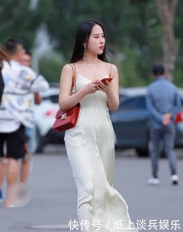 漂亮时髦的长裙,随风飘扬,亮丽