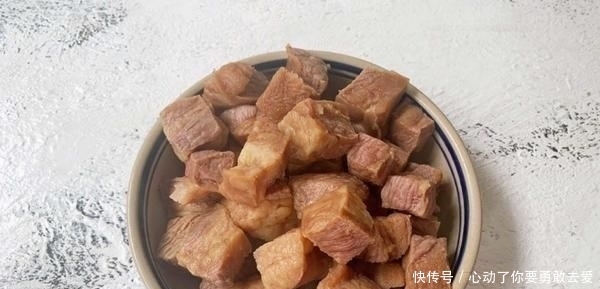 春末遇到此菜别手软,堪称植物“美白丸”,常吃晒黑的皮肤也白了