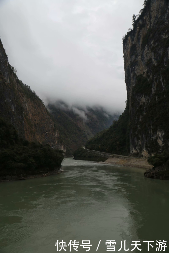 怒江峡谷内素有，十里不同天，万物在一山，之说