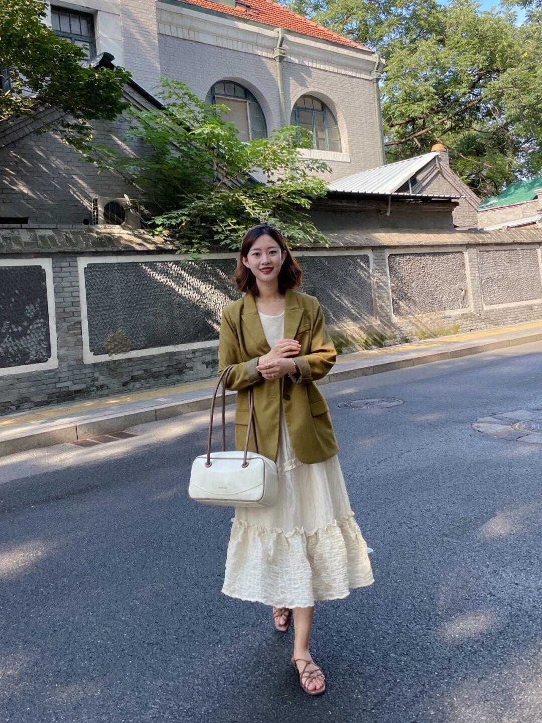 小个子|秋天就应该穿得洋气,绿色衬衫+牛仔背带裤优雅大方,超好看