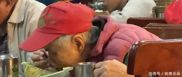 这个地方的人一整天都泡在“茶”里,原来喝茶不止为茶还有别的