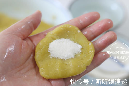 家乡美食黄米面油炸糕，每年过年前都炸一大盆，外酥里嫩吃不够