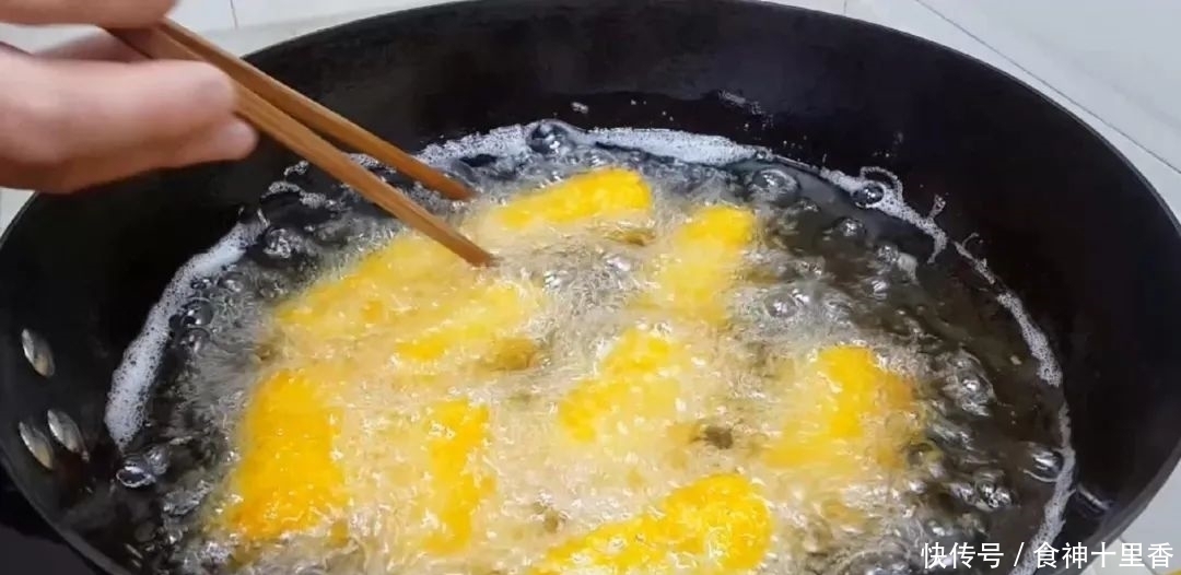 糯米又出新吃法,加2把红枣,个个焦脆又软糯,出锅孩子抢着吃