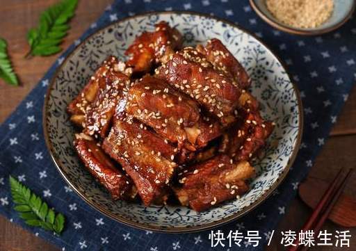 肋排|排骨不要只挑粗的买，老师傅教你3个妙招，挑到的排骨新鲜又好吃