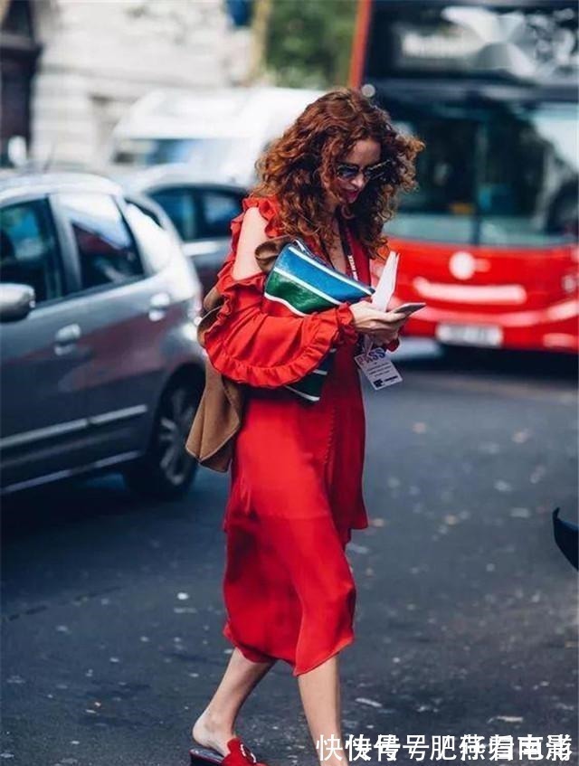 时尚 小白鞋已经失宠了,今年流行“1+1鞋”,时尚显高,明星都上头了!