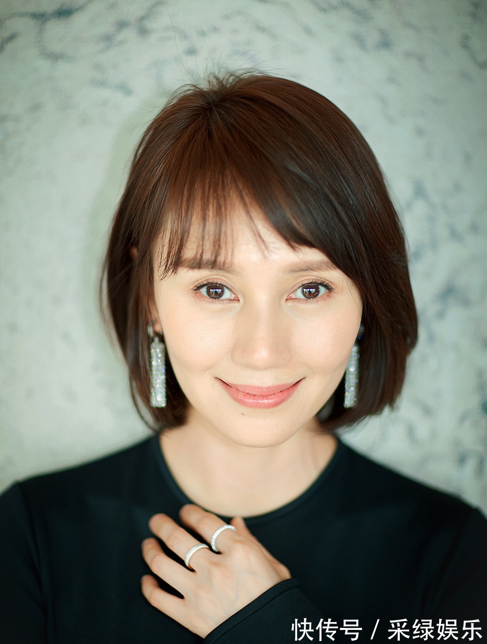 烫发 若你才30岁到40岁,换对这几款发型不显老,摩卡波波头发型更减龄