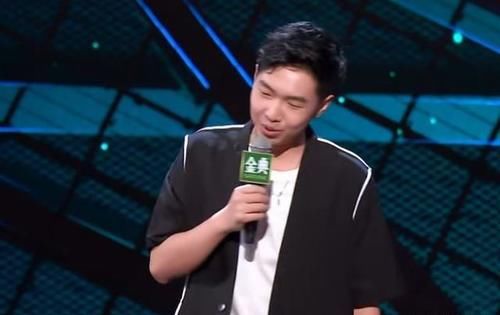 周奇墨|《脱口秀大会4》评委很谨慎,敏感话题不拍灯,演员说完还得解释