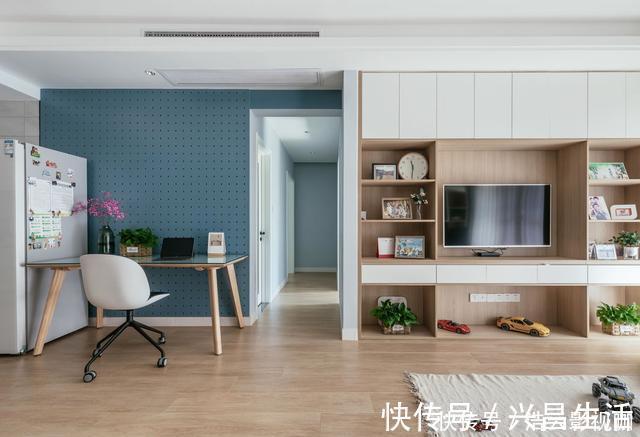 客厅|这对夫妻很有远见，客厅不放沙发茶几，让一家人的感情快速升温