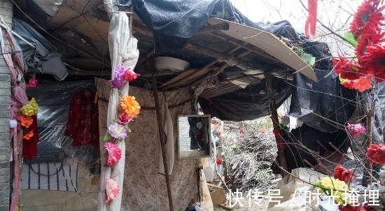 窝棚|六十六岁奇人大叔，住在塑料窝棚过冬不怕冷，抵御寒冷有妙招
