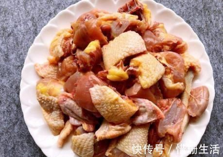 农家传统干炒鸡，做法简单用料讲究，鸡肉嫩滑入味有嚼头，解馋