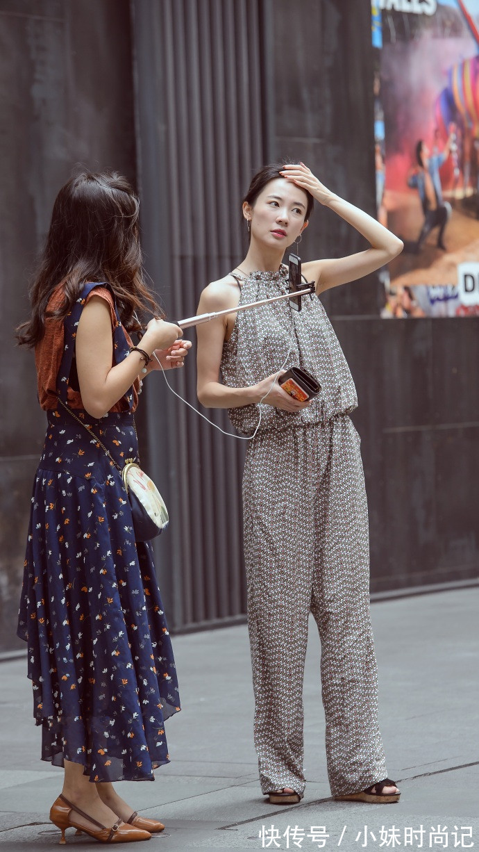 一字肩|街拍,一字肩牛仔衣搭配同款一步裙,简约大方又不失性感