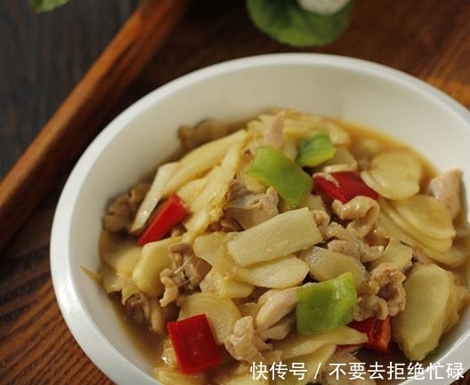 翻炒|冬吃萝卜夏吃姜,仔姜炒鸡腿肉的作法