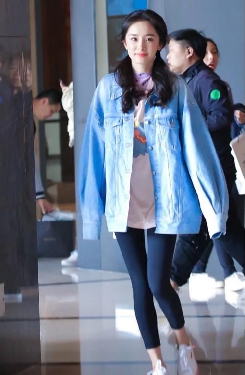 鲨鱼裤＋老爹鞋，今年秋冬超火的穿法，明星都很上头