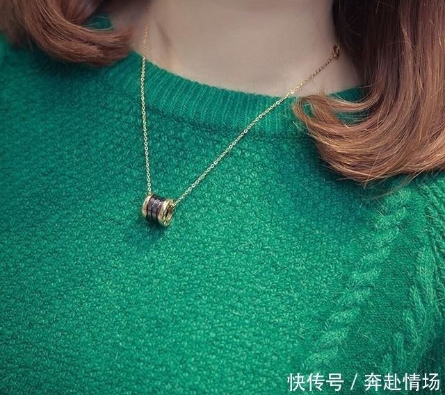 建议大家:逢年过节穿这几种颜色的毛衣,配外套,时髦百搭又美嫩