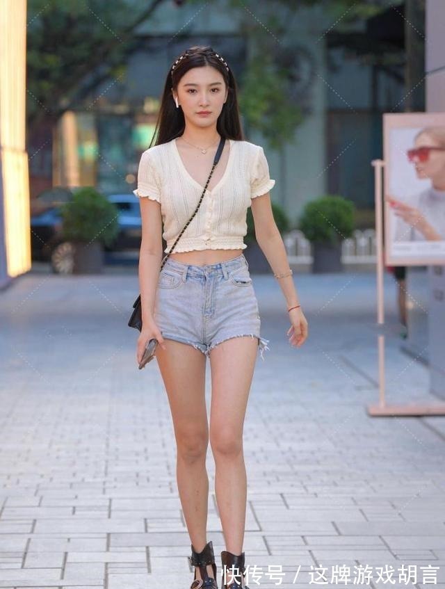 高跟鞋 白色针织短袖非常轻柔,木耳边设计俏皮可爱,搭配牛仔裤显年轻!