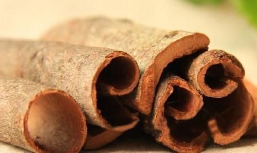 50岁老婆婆天天用桂皮泡脚,坚持一个月后,身体发生以下惊喜变化