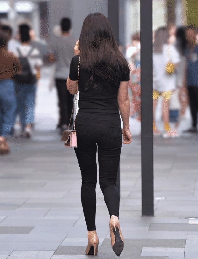 街拍黑色的修身裤装,简洁大方的款式,让人不得不爱啊