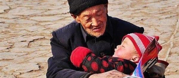 老年人|“假带娃害苦娃” 让我来告诉你,父母再累也要自己带娃的原因