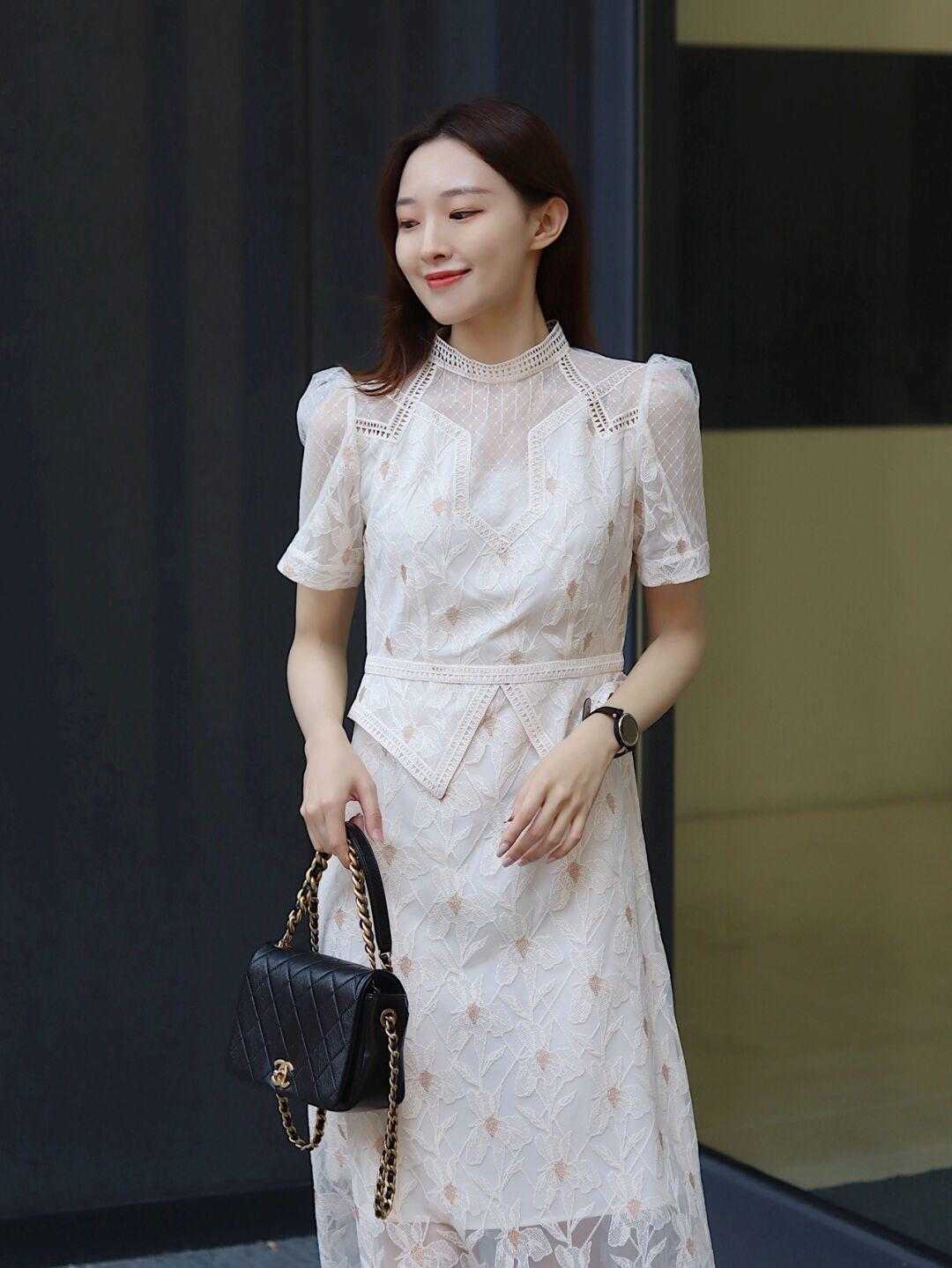 流行色|奔三奔四中年女性的穿搭技巧,减龄又时髦,分享几款穿搭方法