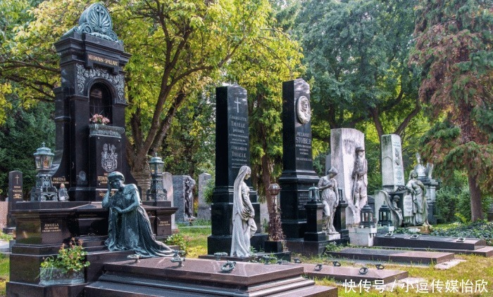 备受|法国巴黎一座雕像,主人生前不是什么伟人,雕像却备受女性崇拜