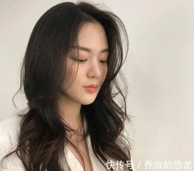 脸型 想拥有女神级偏分发型，不要忘记做这两件事，修饰脸型更有高级感！