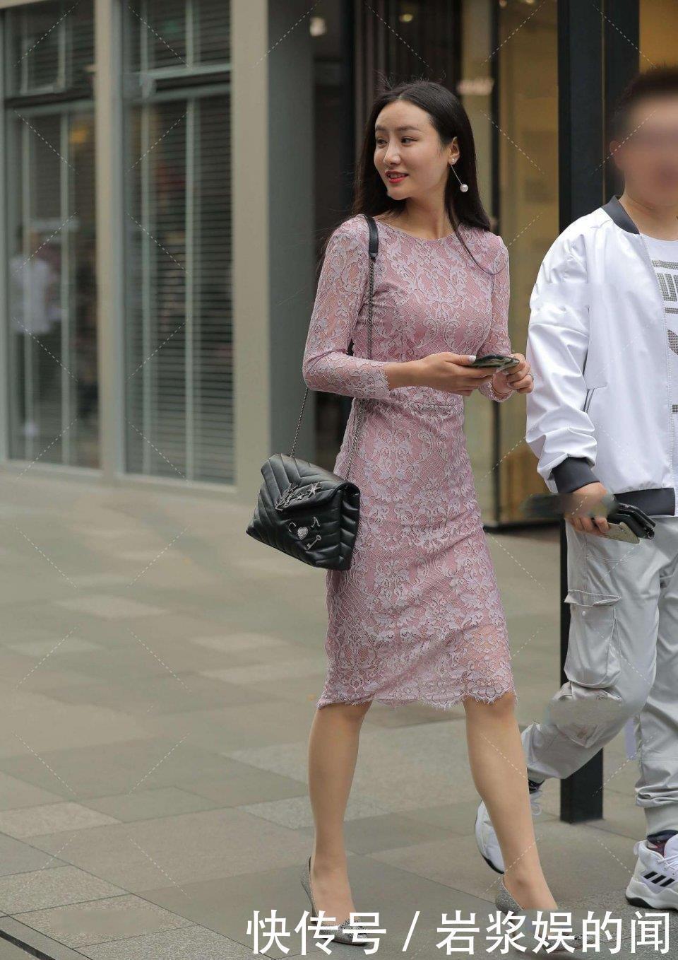 显瘦|百褶裙配吊带条纹衫，简约靓丽又显气质，轻松让你美丽无边