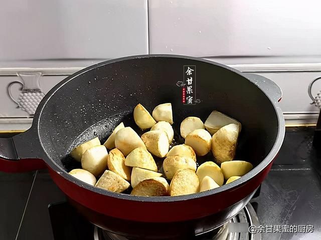 芋头|入秋后多吃这碱性食物，煎一煎加鸡腿同烧，鲜香软糯吃不腻
