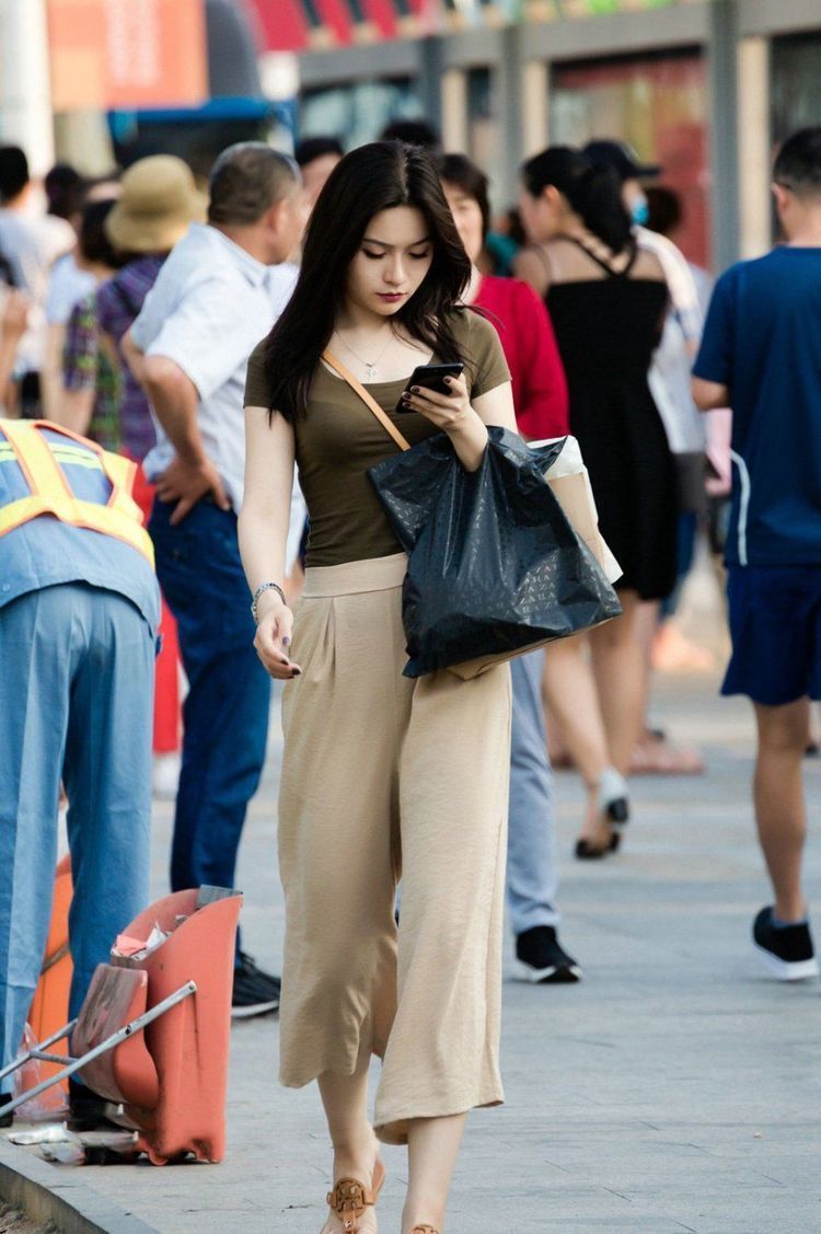  搭配|街拍：稳重韵味十足的小姐姐，搭配有致性感时尚美丽个性！