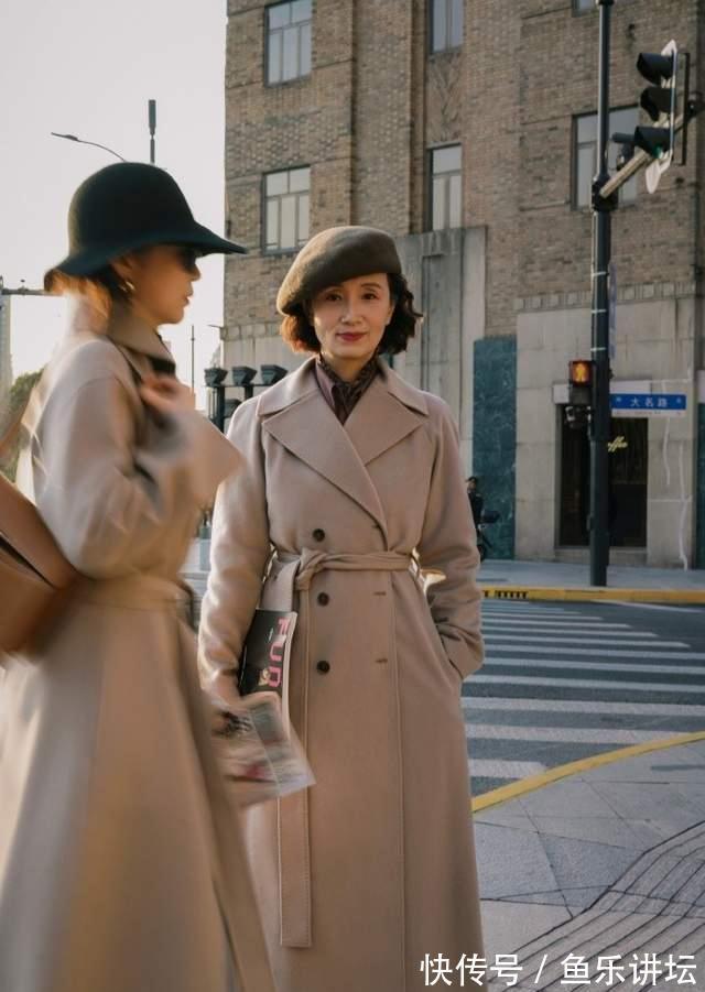 三木妈 三木妈不愧是“穿搭界”的佼佼者,大衣造型减龄时髦,照穿就很美