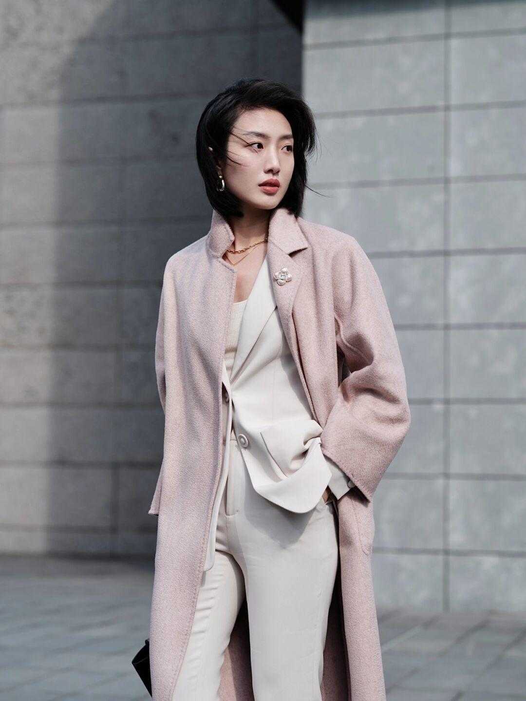 白色衬衫 冬季通勤怎么穿?看看这些干练知性的穿搭方式,日常实用不挑人