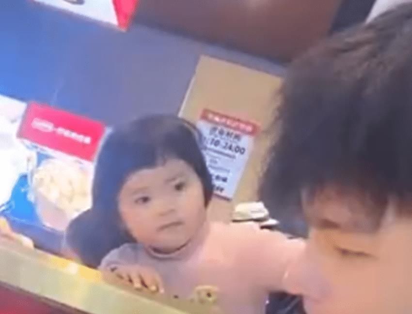 邻桌|萌娃目不转睛的盯着邻桌大哥哥“犯花痴”火了，网友：小眼神亮了