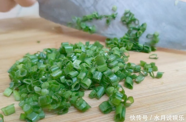凉拌|豆腐新吃法,不炒不炖不凉拌,撒点调料,鲜香美味,外酥里嫩