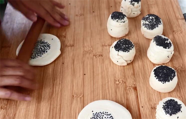 想吃油酥芝麻饼不用排队买了，教你在家做，酥的掉渣，太好吃了