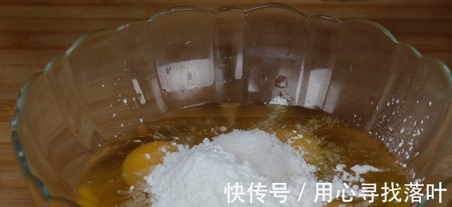 鸡蛋吃了30年,这做法头一次见,倒入滚烫油锅,瞬间变美味,真香!