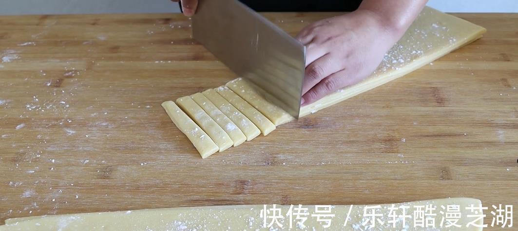 小时候常吃的小零食鸡蛋酥！来看看它是怎么做成的吧！