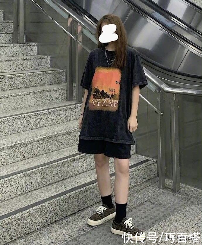 时尚|今年更流行T恤+阔腿裤，简单休闲却很美，值得借鉴
