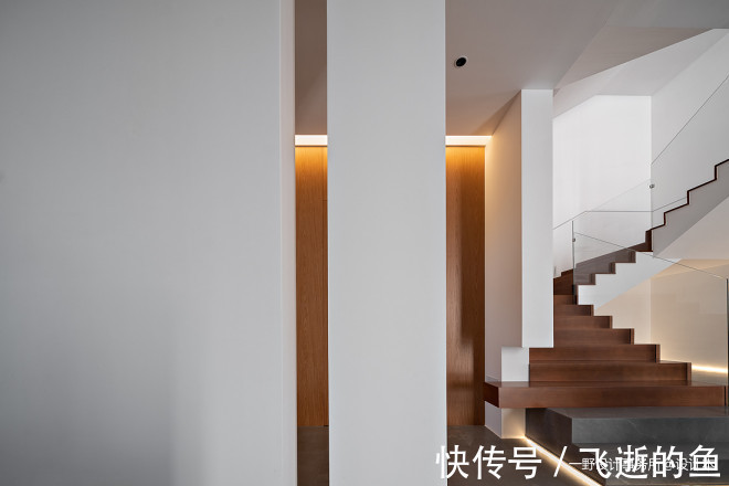 楼梯间|看400平米豪华别墅如何装修现代简约风