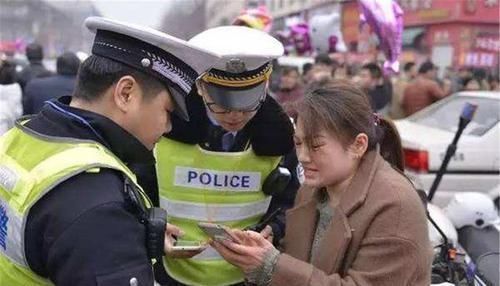 小田|火车上宝宝睡得正香,乘客夸孩子妈妈带娃太省心,转头却直接报警